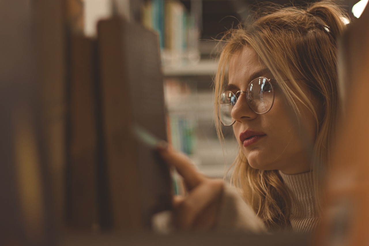 woman book you read library 6784555